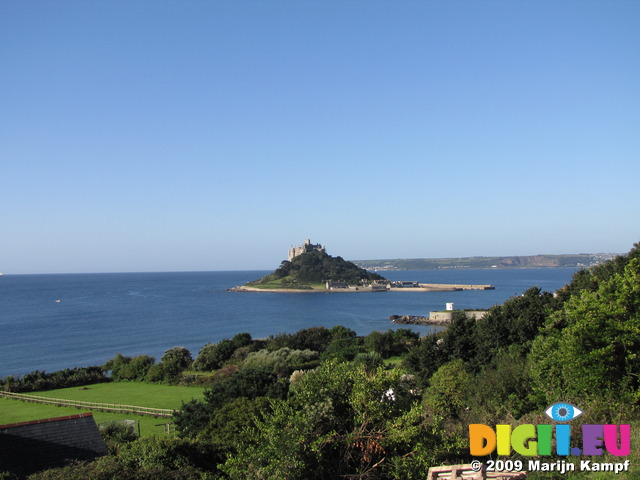 SX08976 St Michael's Mount from Marazion with closed causeway 